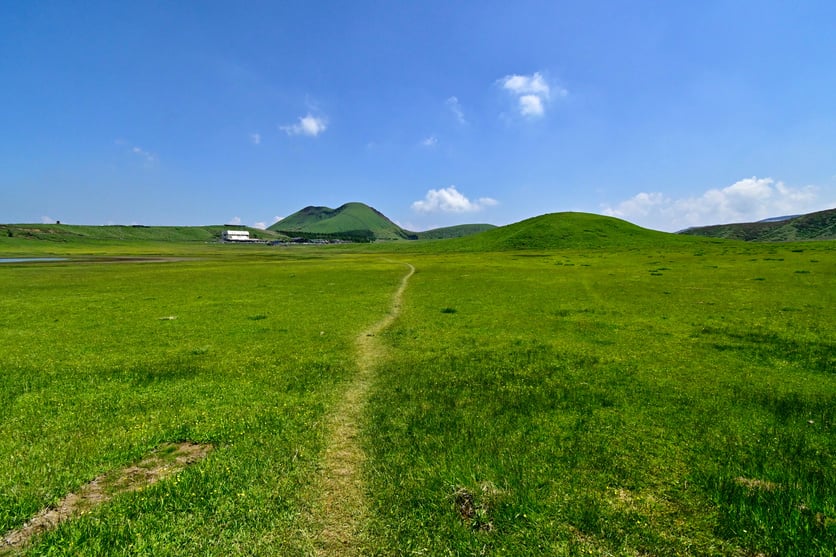 鳥帽子岳から望む草千里
